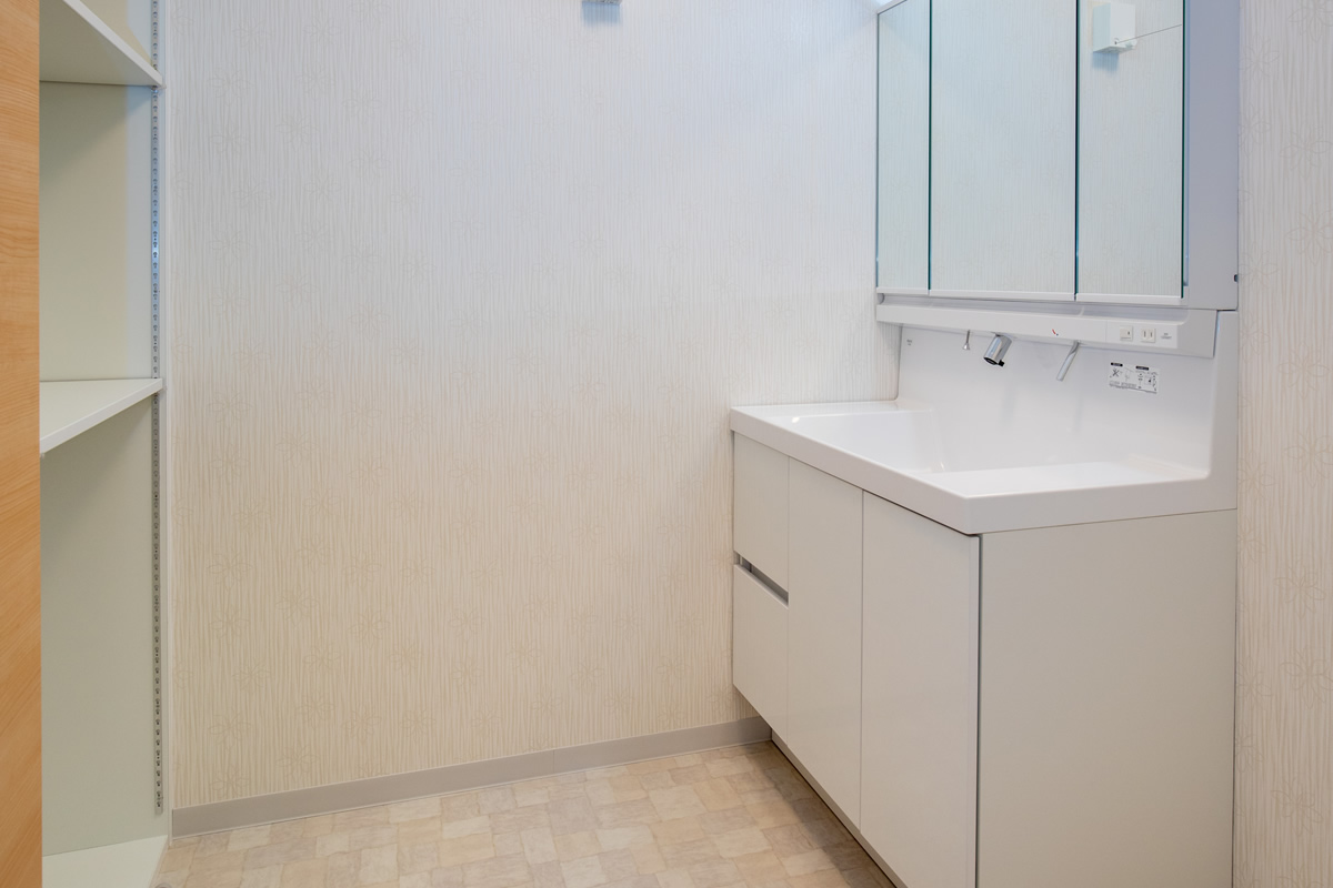 洗面所にはタオル等を置ける収納棚や室内物干しがあってとても便利です。